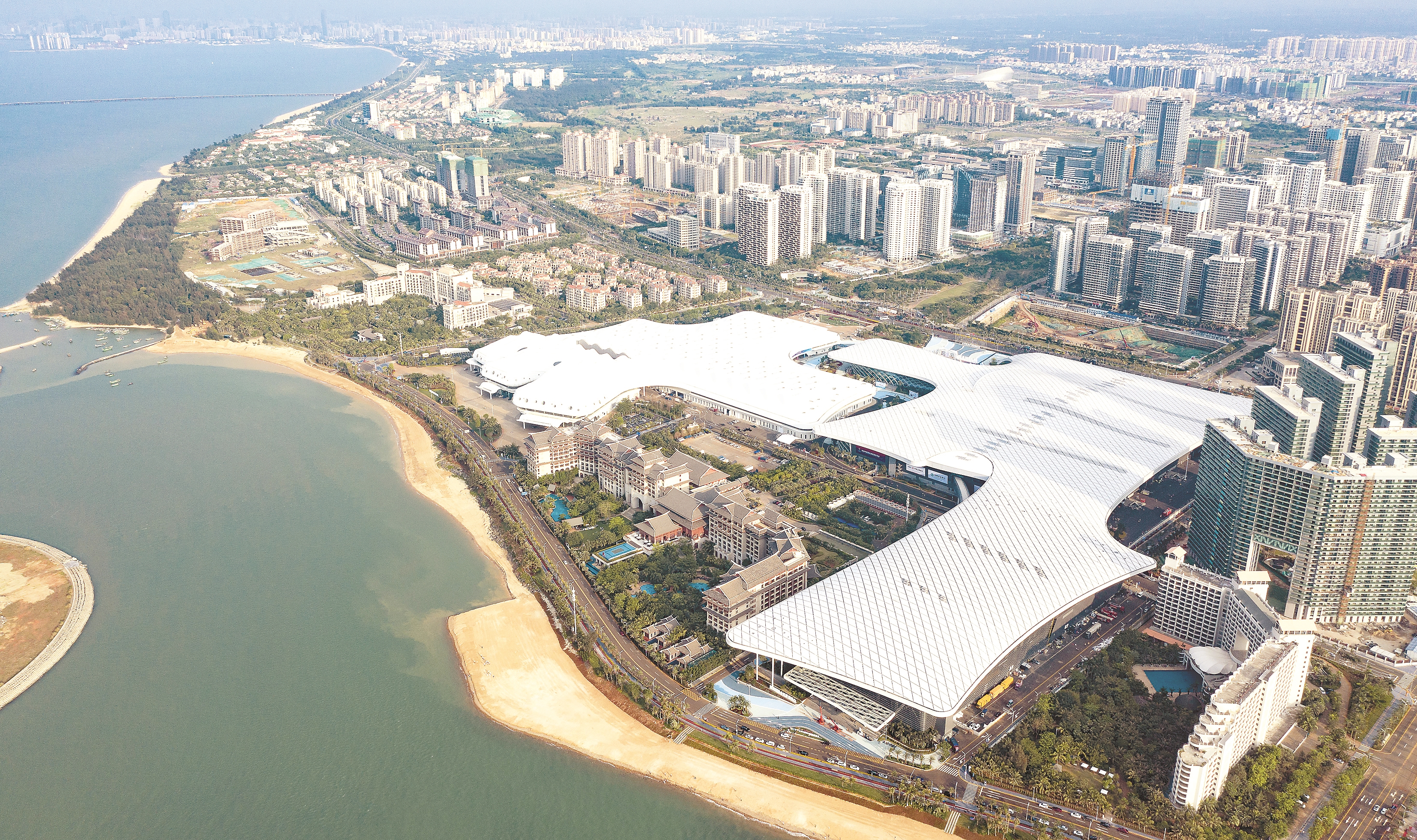 这是首届消博会举办地海南国际会展中心(无人机照片,4月30日摄).
